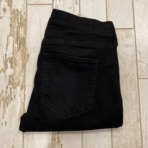 Women’s black Gap favorite jegging. Size 8/29 regular.